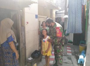 Babinsa Kodim 0830/SU bersama warga