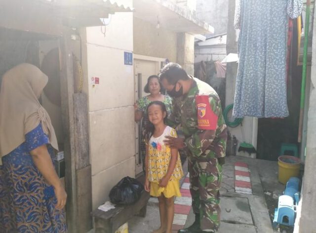 Babinsa Kodim 0830/SU bersama warga