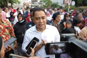 WaliKotaEridiBalaiRWVIIAirlanggaSurabaya(1)_copy_600x399