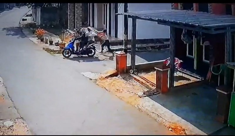 aksi-bocah-di-bandar-lampung-gagalkan-jambret-hingga-terjatuh-terekam-cctv_copy_800x463