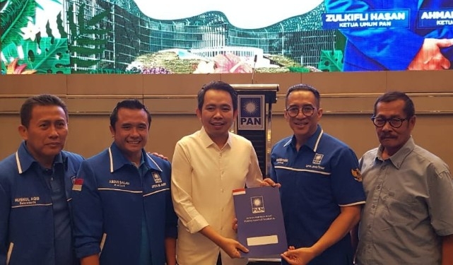 muhammad-fawait-saat-menerima-b1kwk-dari-pan-di-surabaya.-_copy_800x465_copy_641x375