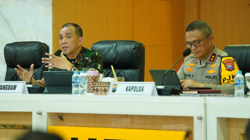 3_KodamBrawijayadanPoldaJatimGelarRakorPengamananPemilukadaSerentak_copy_800x450