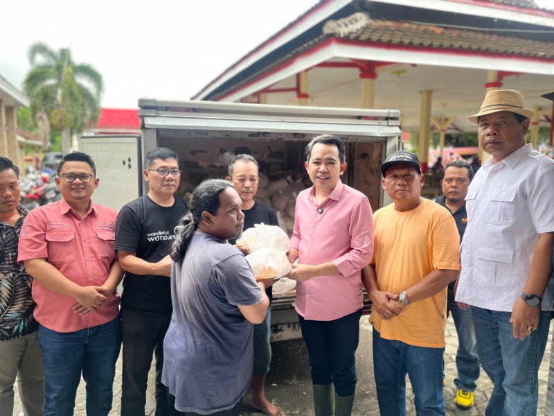 Gus Fawait serahkan bantuan ke warga